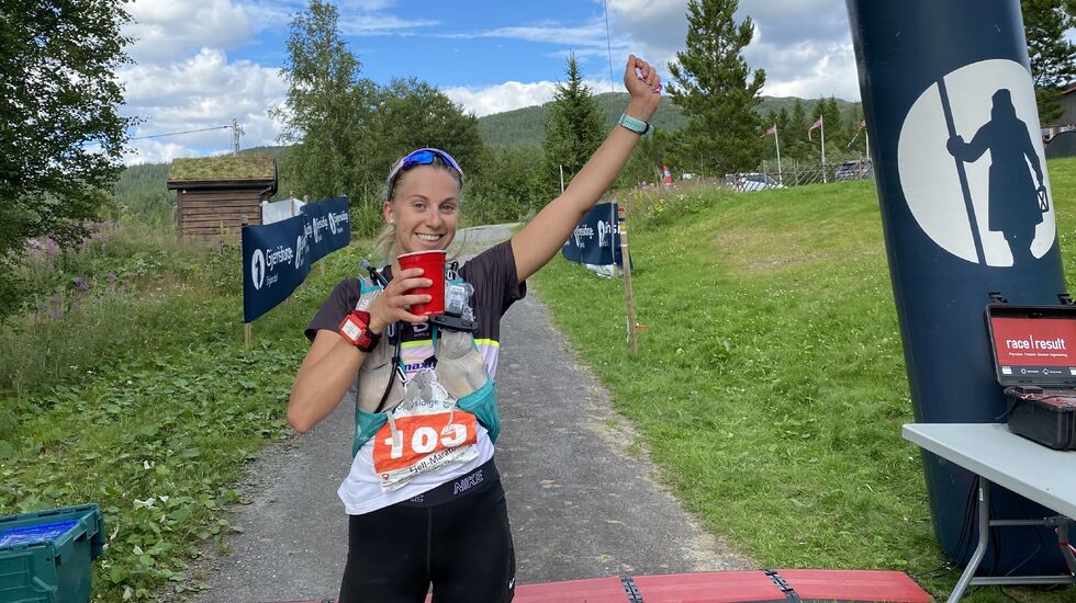 Kjersti Kvistad Dengerud (22) fra Steinkjer Skiklubb imponerte med totalseier og flott løyperekord på 42-kilometeren. (Arrangørfoto)