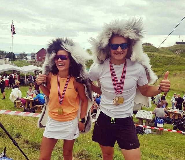 Målfrid Hermansen Valdersnes og Anders Kjærevik vant den korteste løypa, Nautisk Maraton, det det var 120 deltagere. Her poserer de med villsauskinnene de vant. (Foto: Verena Midthun)