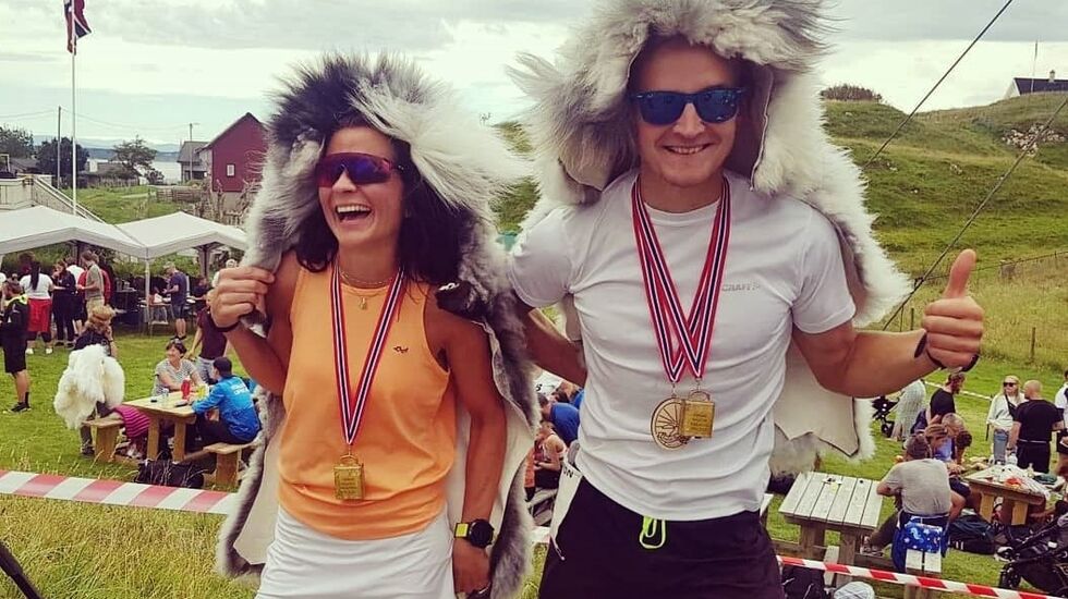 Målfrid Hermansen Valdersnes og Anders Kjærevik vant den korteste løypa, Nautisk Maraton, det det var 120 deltagere. Her poserer de med villsauskinnene de vant. (Foto: Verena Midthun)