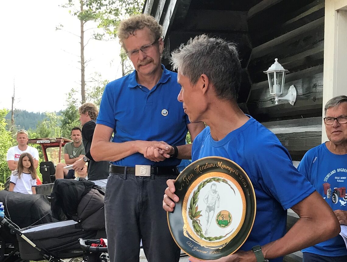 Kondispresident Tim Bennett overrasket Odd Gunnar Tveit med pris etter lørdagens Steinsland Bygdemaraton. (Foto: Finn Kollstad)