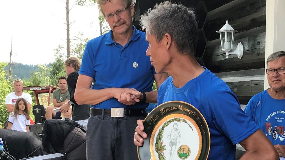 Kondispresident Tim Bennett overrasket Odd Gunnar Tveit med pris etter lørdagens Steinsland Bygdemaraton. (Foto: Finn Kollstad)