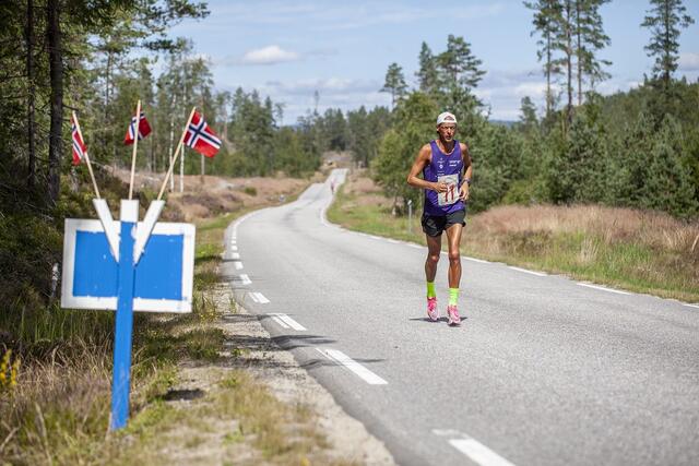 Erik Bergersen på veg til ny sterk rekord med 2.48 i Steinsland Bygdemaraton lørdag. (Foto: Finn Kollstad)
