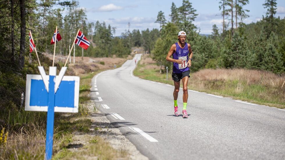 Erik Bergersen på veg til ny sterk rekord med 2.48 i Steinsland Bygdemaraton lørdag. (Foto: Finn Kollstad)