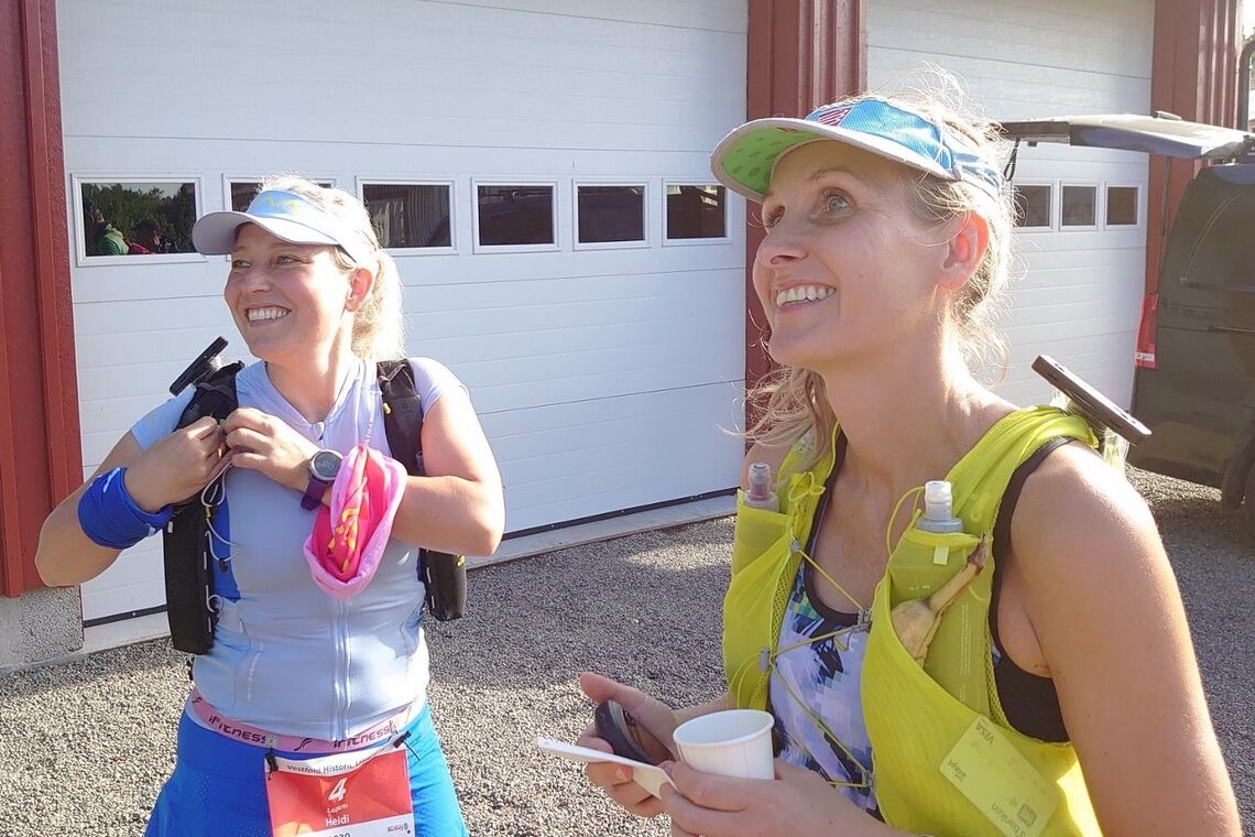 Liss Vallestrand (til høyre) var raskest av de 13 løperne som våget seg på langløypa 140 km i VHUT. På bildet er hun sammen med Heidi Bye Svartangen som var en av 7 som fullførte. (Foto: Arrangøren)