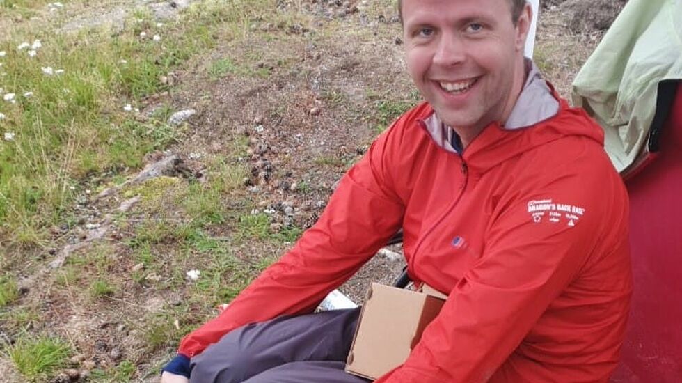 Jørgen Grøndal er framme ved Rokosjøen etter 174 km, det var det lengste noen av årets deltagere kom i terrengultraløpet GNT400. (Foto: Fulvio Øksendal)