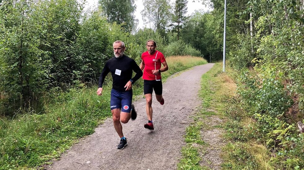 Hans Tore Riibe (til v.) var hakket vassere enn Jan Erik Mathiassen på de to rundene i Klukhagan. (Foto: Marit Aamdal)