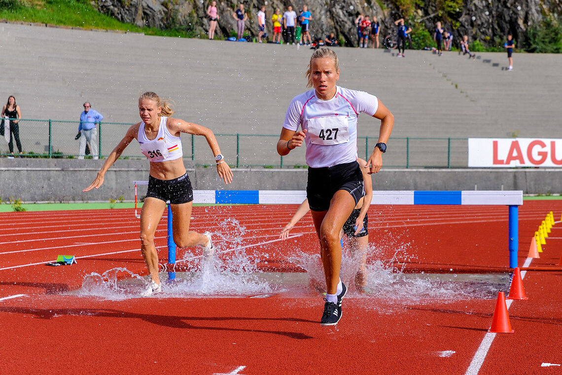 Hinderdebutant Ine Bakken og Sara Aarsvoll Svarstad fulgte hverandre i store deler av løpet på 2000 meter hinder. (Alle foto: Arne Dag Myking)