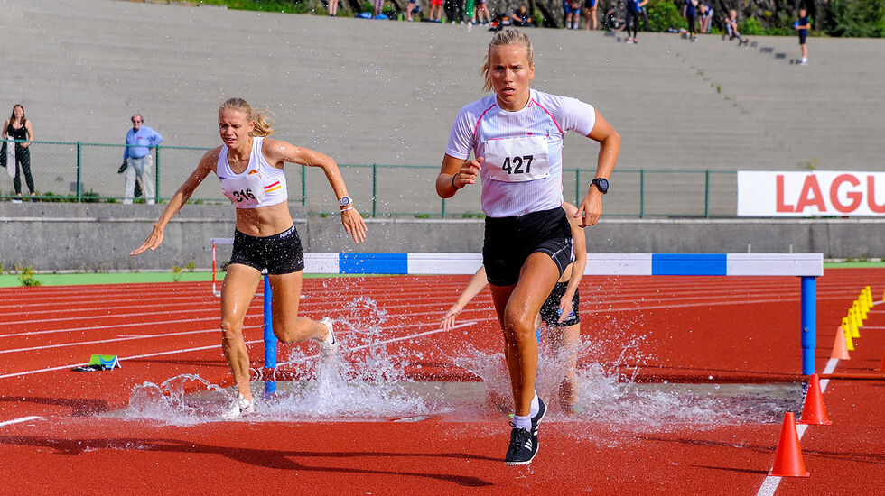 Hinderdebutant Ine Bakken og Sara Aarsvoll Svarstad fulgte hverandre i store deler av løpet på 2000 meter hinder. (Alle foto: Arne Dag Myking)