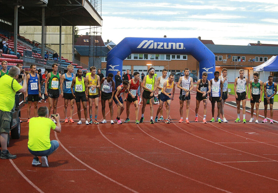 Vil alle de som løp timesløp eller 10 km i Stadionmila i sko med tjukke såler få løpet sitt underkjent? (Foto: Kjell Vigestad) 