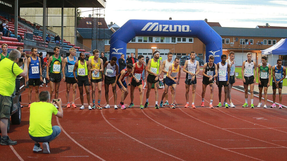 Vil alle de som løp timesløp eller 10 km i Stadionmila i sko med tjukke såler få løpet sitt underkjent? (Foto: Kjell Vigestad) 