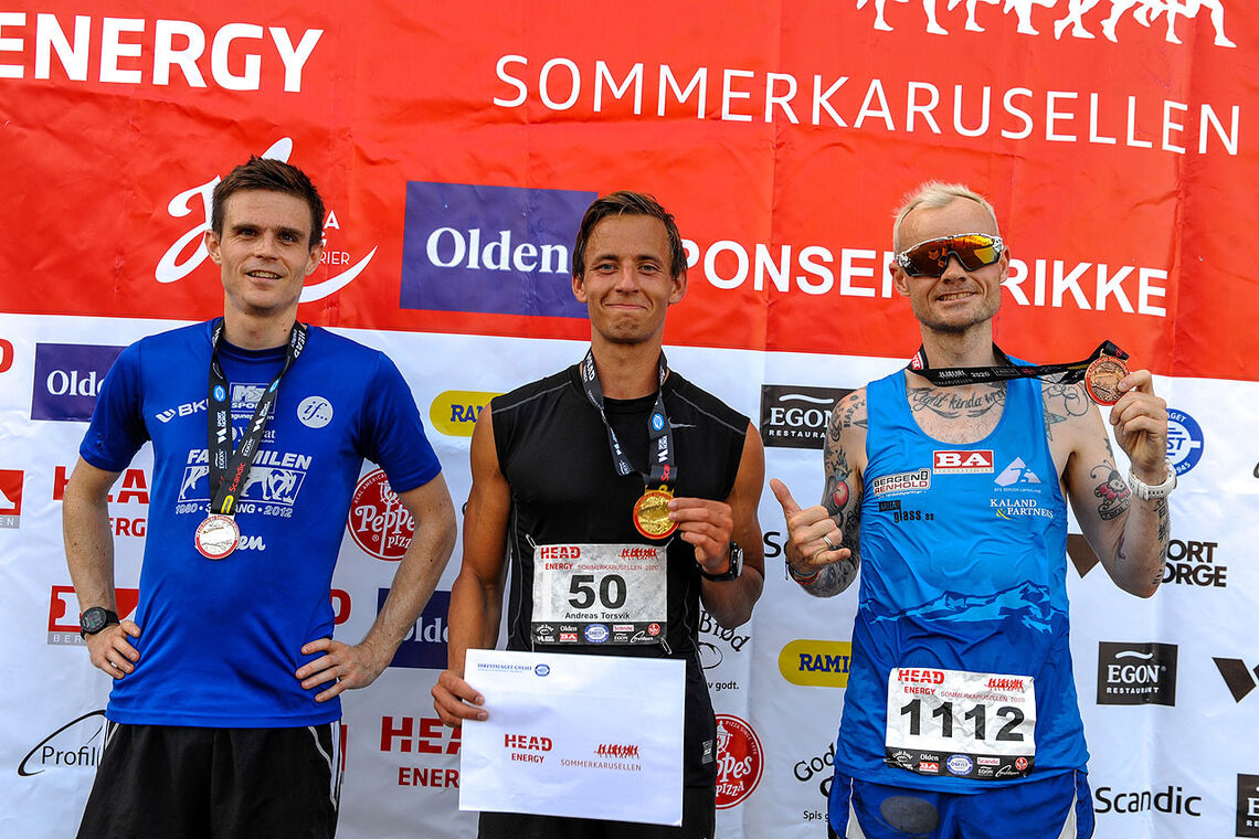 De tre beste menn på 10 km har mottatt medalje og premie: Anders Heggen, Andreas Torsvik og Bjørn Tore Kronen Taranger