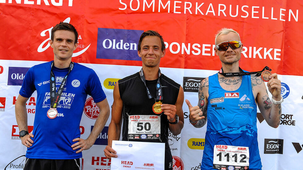 De tre beste menn på 10 km har mottatt medalje og premie: Anders Heggen, Andreas Torsvik og Bjørn Tore Kronen Taranger