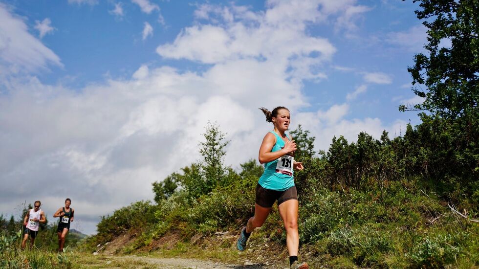 Maren Wangensteen i bra driv i terrenget rundt Skeikampen. (Arrangørfoto)