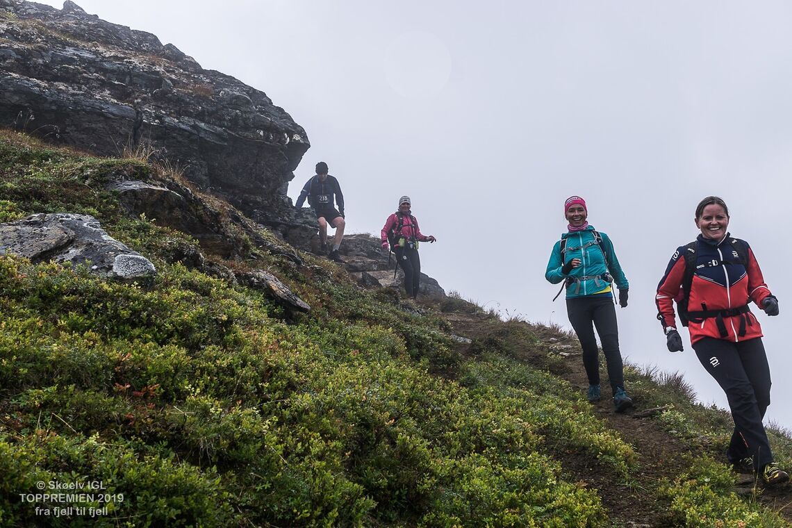 Fra fjorårets førsteutgave av Toppremien, deltagere på ned fra fjellet - dessverre i tåke. (Foto: Hallstein Myrstad)