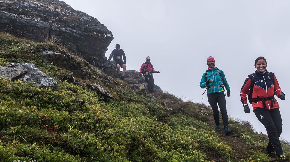 Fra fjorårets førsteutgave av Toppremien, deltagere på ned fra fjellet - dessverre i tåke. (Foto: Hallstein Myrstad)