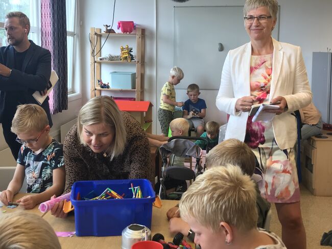 Kunnskaps- og integreringsminister Guri Melby besøkte Gjølme skole på onsdag. Her er hun sammen med barn på SFO og rektor Ann Oline Vuttudal