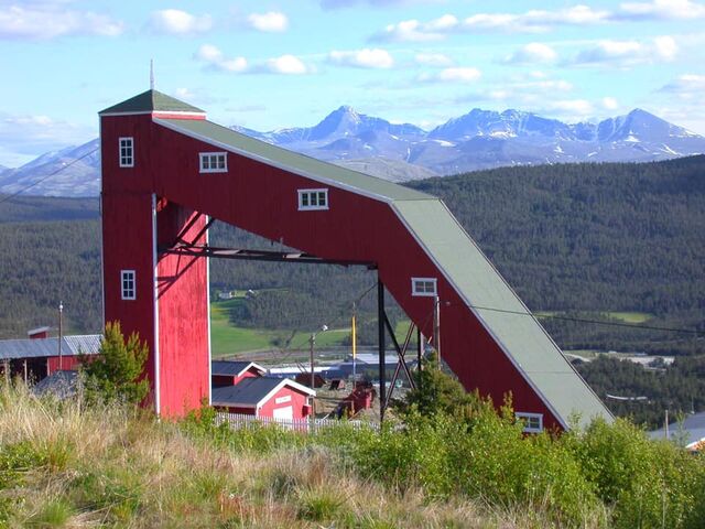 Løperne på 100 miles vil blant annet passere Folldal Gruver - som nå er museum - med fantastiske Rondane i bakgrunnen. (Foto: Salomon Rondane 100)
