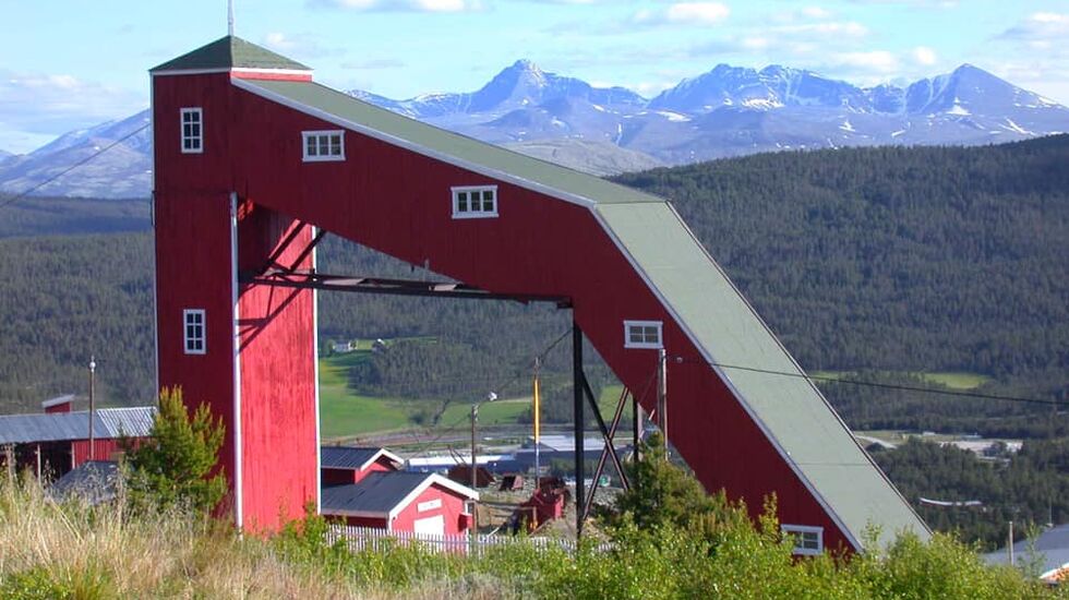 Løperne på 100 miles vil blant annet passere Folldal Gruver - som nå er museum - med fantastiske Rondane i bakgrunnen. (Foto: Salomon Rondane 100)