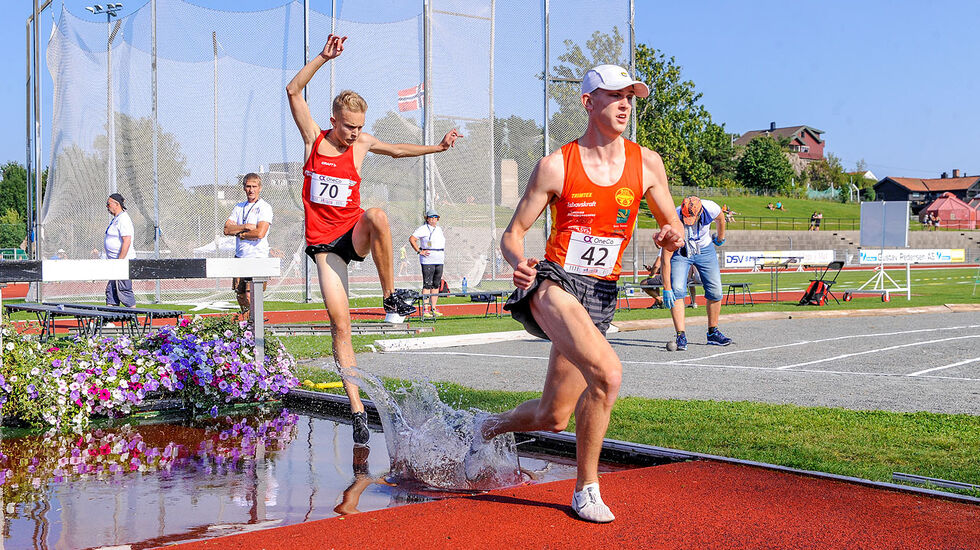 Ådne Nesje Hernes holder ryggen til Jesper Lundin, også over vanngraven. (Alle foto: Arne Dag Myking)