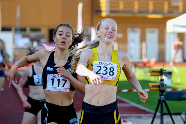 Vilde Våge Henriksen og Grethe Tyldum spurter inn til hver sin tittel i junior-NM i Kristansand. (Alle foto: Arne Dag Myking)