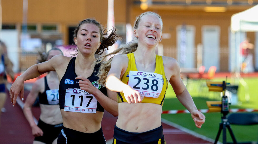 Vilde Våge Henriksen og Grethe Tyldum spurter inn til hver sin tittel i junior-NM i Kristansand. (Alle foto: Arne Dag Myking)