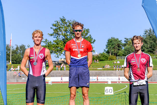 Premiepallen i U23: Jonatan Andersen Vedvik, Didrik Hexeberg Warlo og Oliver Andersen Vedvik.
