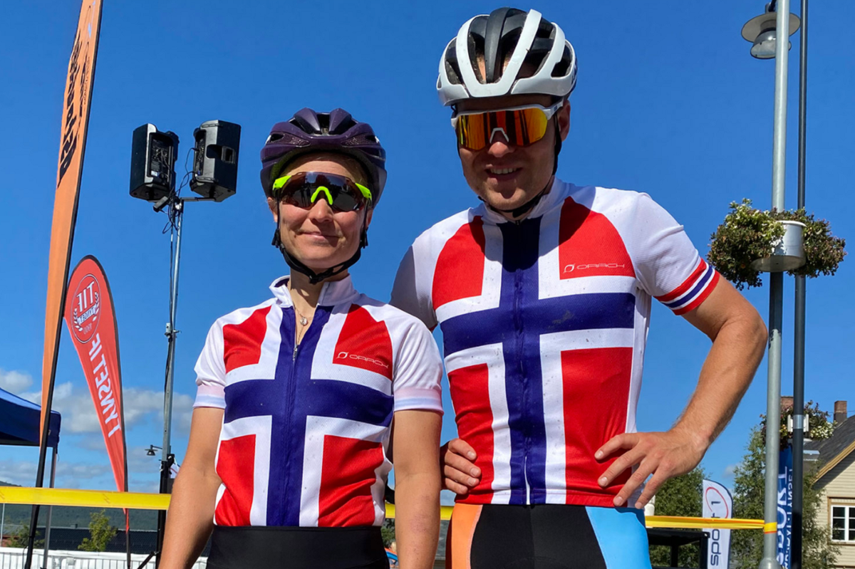 o fornøyde vinnere av Trans Østerdalen og ferske norgesmestere: Hildegunn Hovdenak, Molde CK og Emil Eid Hasund, Kloppa Off Road Klubb/Hard Rocx Swix. (Arrangørfoto)