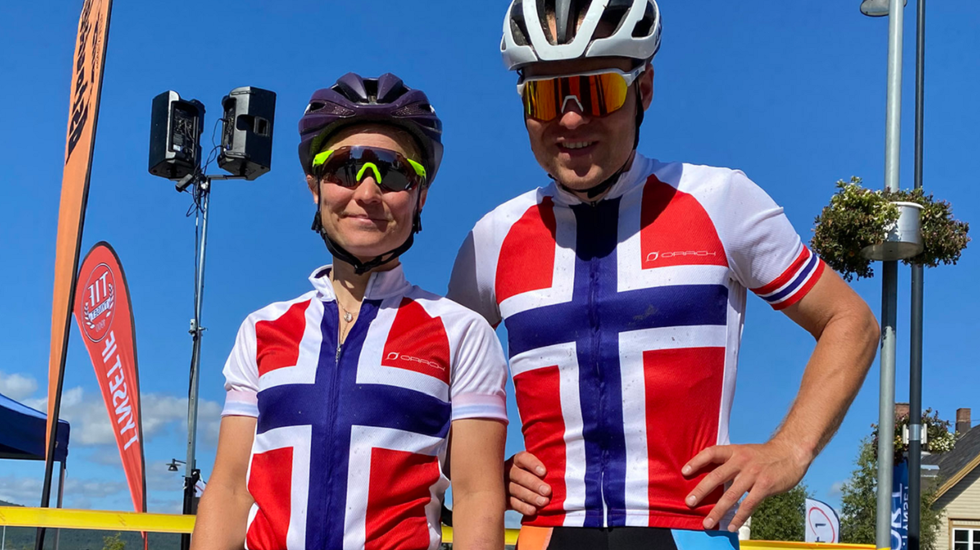 To fornøyde vinnere av Trans Østerdalen og ferske norgesmestere: Hildegunn Hovdenak, Molde CK og Emil Eid Hasund, Kloppa Off Road Klubb/Hard Rocx Swix. (Arrangørfoto) 