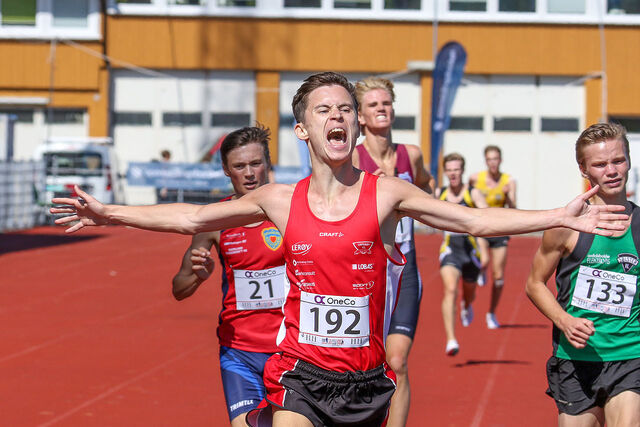 Magnus Gjerstad kan slippe jubelen løs når han går i mål foran Magnus Tuv Myhre og de andre favorittene. (Alle foto: Arne Dag Myking)