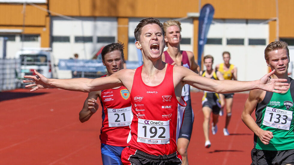 Magnus Gjerstad kan slippe jubelen løs når han går i mål foran Magnus Tuv Myhre og de andre favorittene. (Alle foto: Arne Dag Myking)