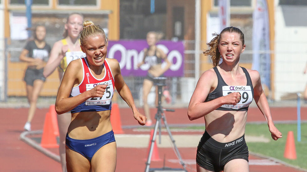 Christine Næss og Mari Roligheten Ruud spurter inn til hver sin NM-tittel på 3000 meter. (Alle foto: Arne Dag Myking)