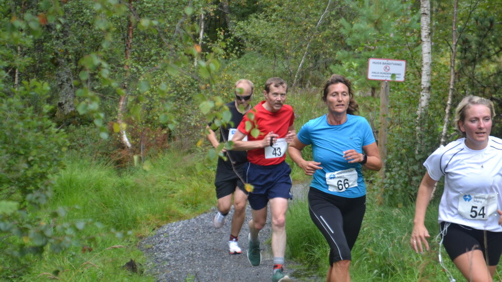 Første del av løypa går på Rotary-stien langs Grimstadvatnet. Foto: Arrangør