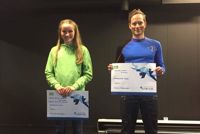 Tuva Gulbrandsen og Eirik Haugsnes med vinnersjekkene på 5 000 kroner. Toppremien på 50 000 kroner ble trukket blant alle deltagerne. (Arrangørfoto)