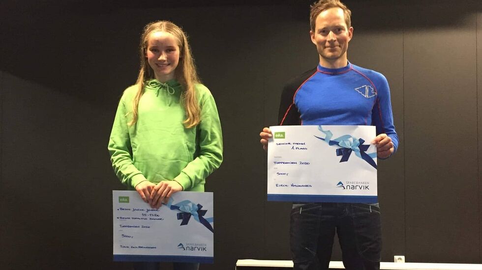 Tuva Gulbrandsen og Eirik Haugsnes med vinnersjekkene på 5 000 kroner. Toppremien på 50 000 kroner ble trukket blant alle deltagerne. (Arrangørfoto)