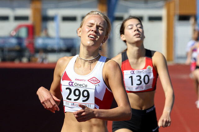Pernille Karlsen Antonsen vinner spurten foran Sara Busic. (Alle bilder: Arne Dag Myking)