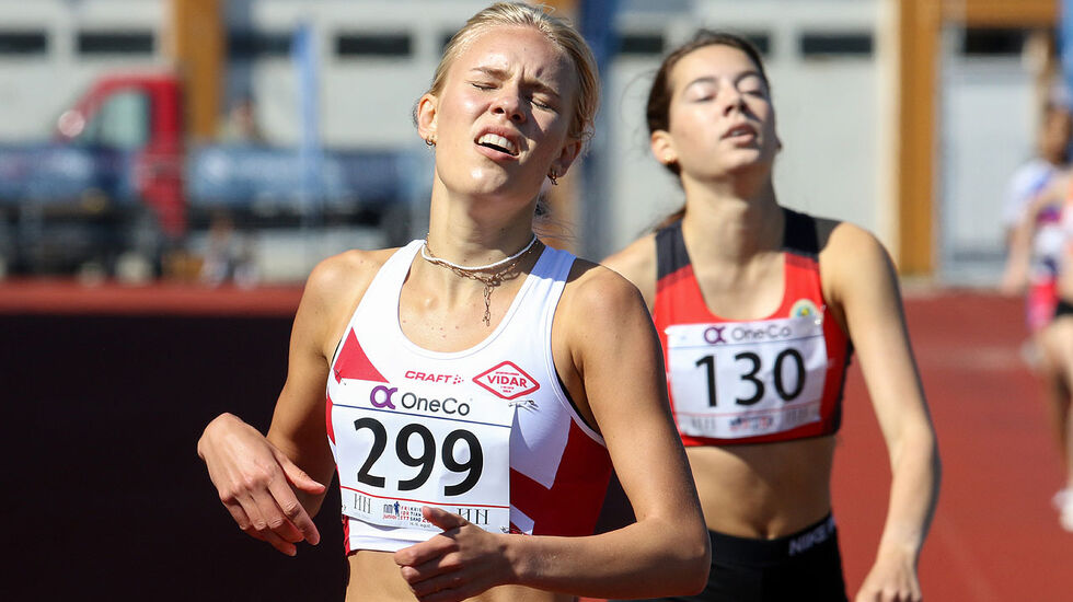 Pernille Karlsen Antonsen vinner spurten foran Sara Busic. (Alle bilder: Arne Dag Myking)