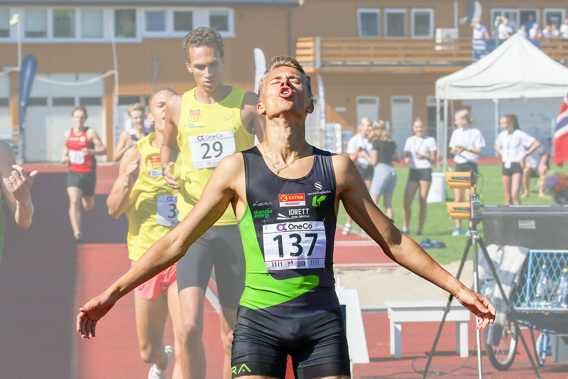 Sigurd Tveit var både lettet og glad etter sin 800 meter. (Alle foto: Arne Dag Myking)