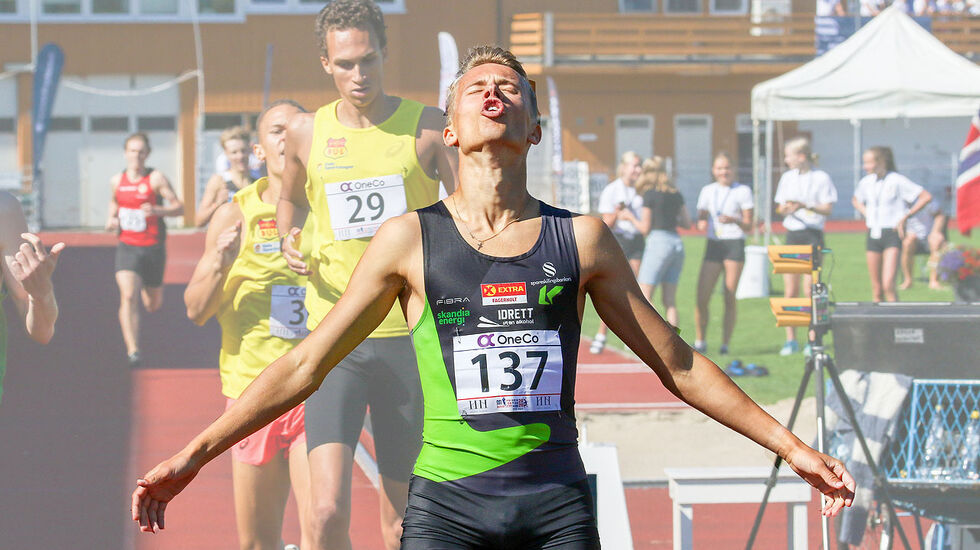 Sigurd Tveit var både lettet og glad etter sin 800 meter. (Alle foto: Arne Dag Myking)