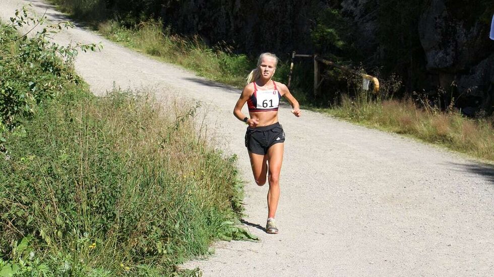 Julie Larsen på vei til seier i kvinneklassen. (Arrangørfoto)