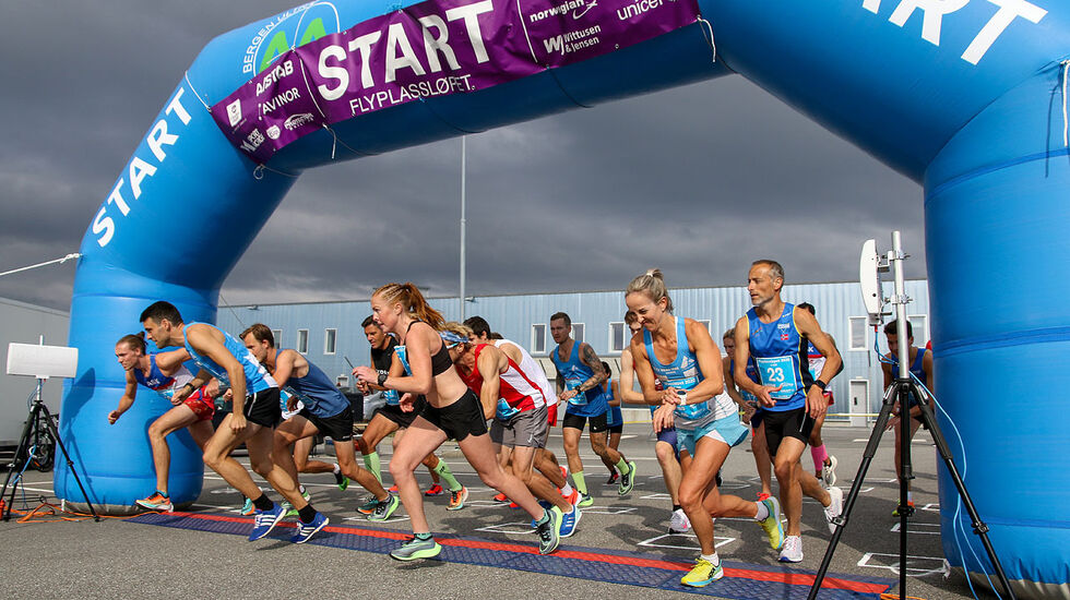 De antatt beste på 5 km legger ut fra startområdet ved Flesland Flyplass. (Alle foto: Arne Dag Myking)
