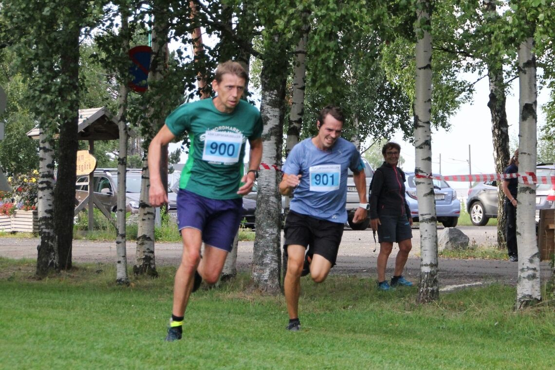 Lars Stokkebryn Jensen tar innersvingen på Rune Sandin Sandnes noen hundre meter før målgang. De ble best og tredje best av herrene. (Foto: Tore Gløer Wiken)