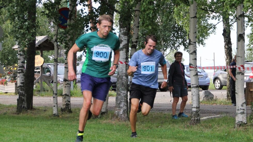 Lars Stokkebryn Jensen tar innersvingen på Rune Sandin Sandnes noen hundre meter før målgang. De ble best og tredje best av herrene. (Foto: Tore Gløer Wiken)