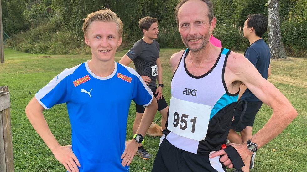 Nils Dompidal (til h.) satte den gamle rekorden på Sveum åtte år før den nye rekordholderen, Petter Johansen, var født! Torsdag løp de i mål etter 25 runder med ti minutters mellomrom. (Foto: Henning Mortensen) 