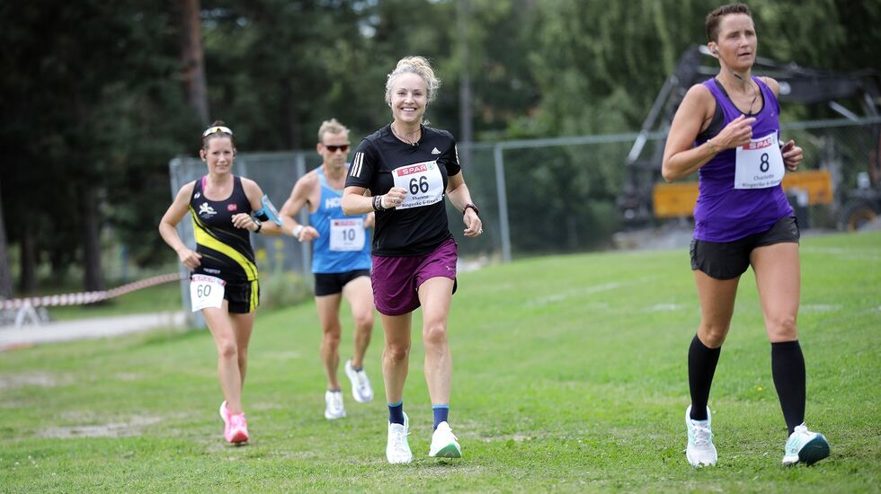 Therese Falk løp like energisk fra start til mål og vant på ny pers på Hønefoss lørdag. (Foto Bjørn Hytjanstorp) 