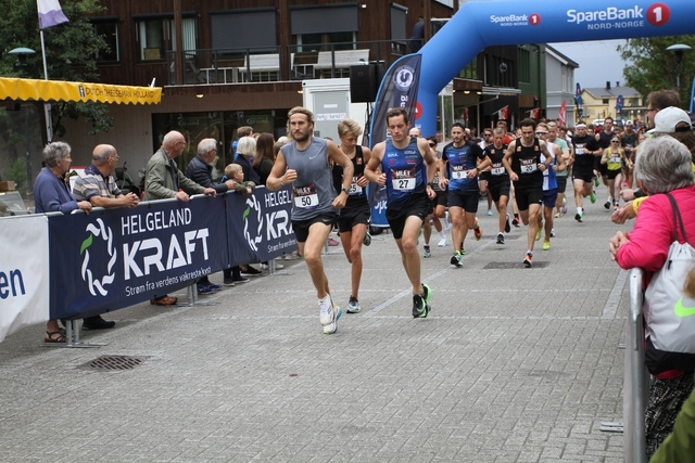 Fra starten til den raskeste 10 km puljen – Under 40 min. Vinneren av herreklassen Thomas Asgautsen i tet. (Arrangørfoto)