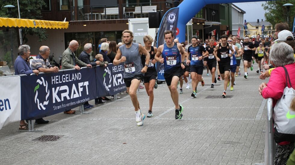 Fra starten til den raskeste 10 km puljen – Under 40 min. Vinneren av herreklassen Thomas Asgautsen i tet. (Arrangørfoto)