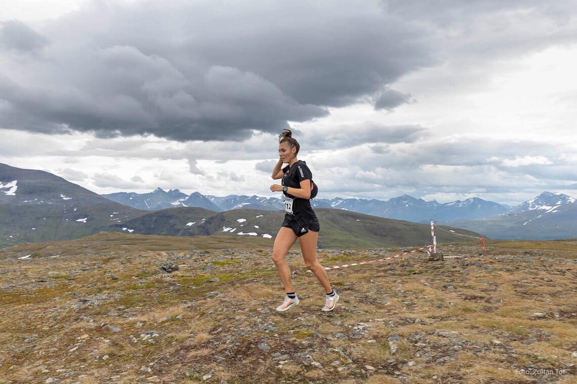 Snart er det klart for Tromsø Mountain Challenge, som i år også er NM i terrengultra. På bildet ser vi Yngvild Kaspersen i TMC 2020.