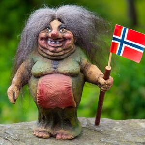 Illustrasjonsbilde til reiselivsnæringen: Et troll med norsk flagg