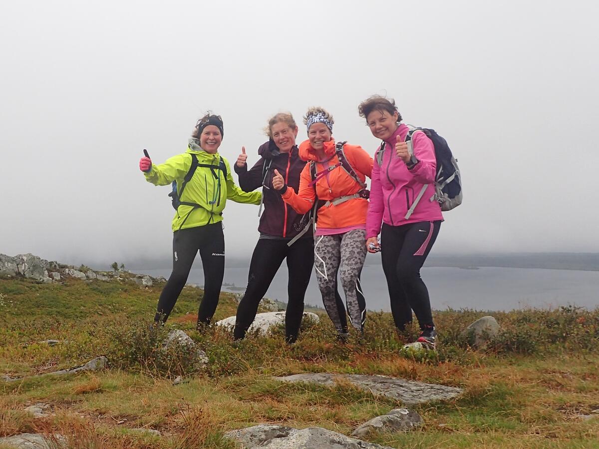 Fire av de 18 deltagerne på topptur. Fra venstre ser vi Marianne Rohme, Laila Tjelmeland, Yngvild Schwung Nilsen og Alice Steinkellner.