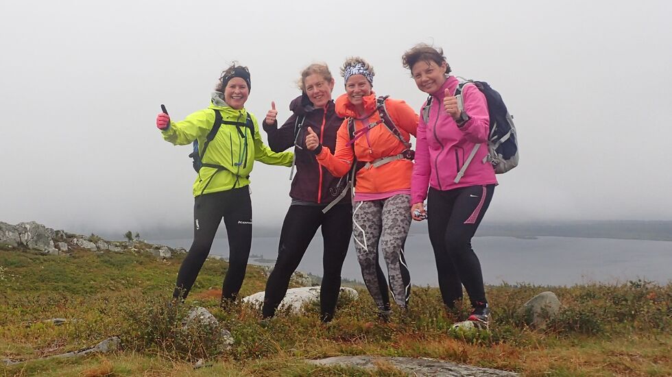 Fire av de 18 deltagerne på topptur. Fra venstre ser vi Marianne Rohme, Laila Tjelmeland, Yngvild Schwung Nilsen og Alice Steinkellner. (Foto: Marianne Røhme)